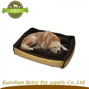 Con chó cái giường hoạt hình màu đỏ.