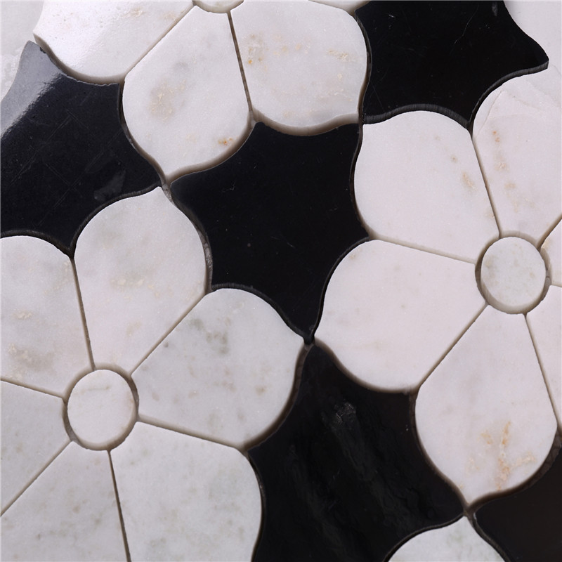 HSC62 Phòng tắm lát gạch màu đen và trắng đẹp với hoa lát sàn bằng đá cẩm thạch