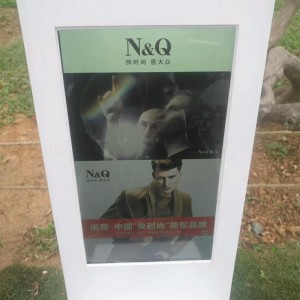 Giải pháp quảng cáo ngoài trời Băng ghế năng lượng mặt trời thông minh với đèn LED chiếu sáng