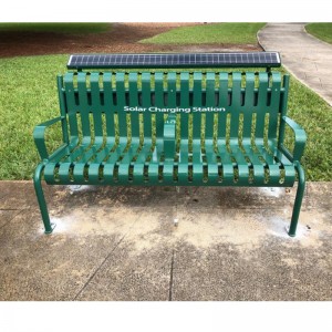 Băng ghế dự bị Uptown với tấm pin mặt trời phía sau