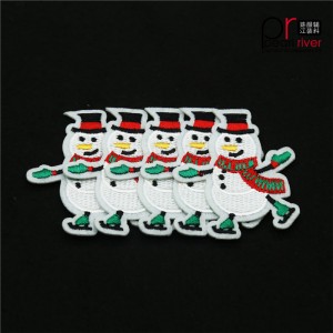 Người tuyết Giáng sinh với bộ đồ thêu màu xanh lá cây