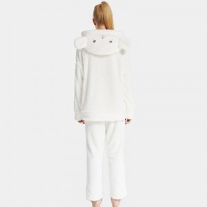 Phụ nữ ôm lông cừu thêu đồ ngủ trùm đầu