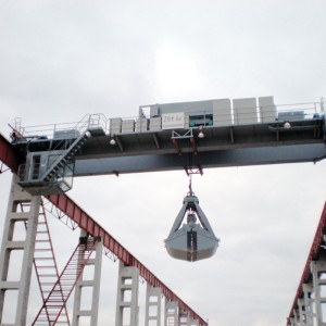 Cần cẩu đôi trên không với Grab