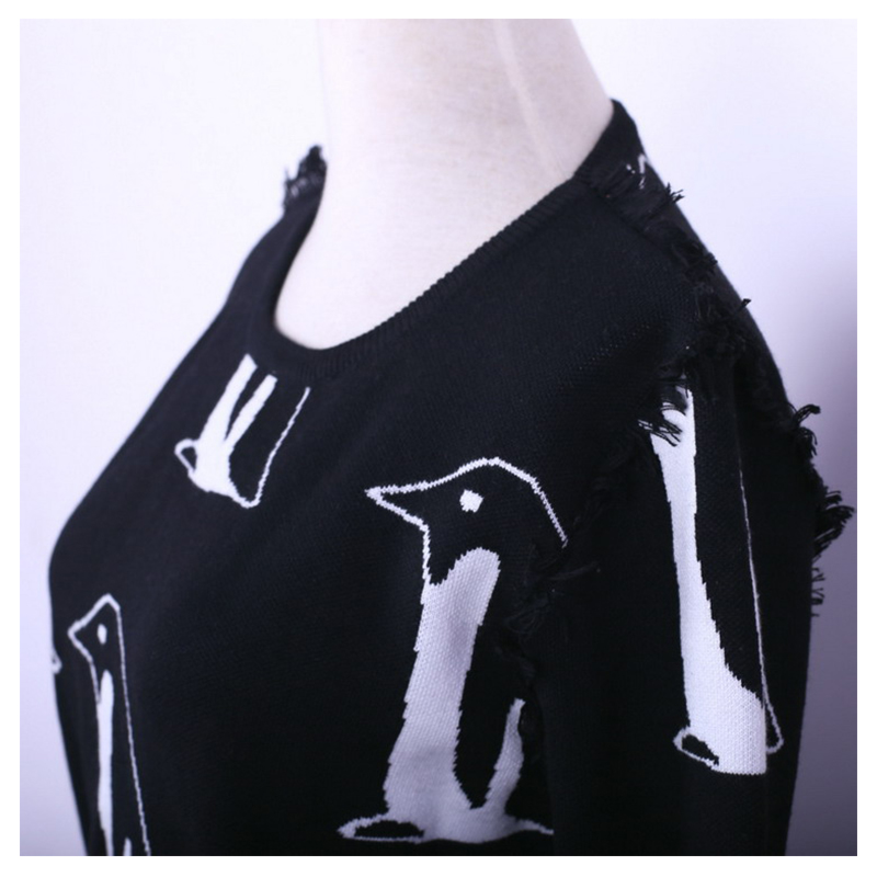 Áo len nữ họa tiết chim cánh cụt tua rua