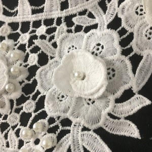 Cổ áo mới đến với hạt đính ren