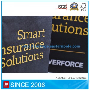 Túi giấy màu đen với logo dập lá