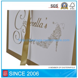 Túi giấy in màu Pantone với thiết kế dập lá