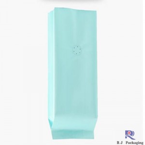 Hàng hóa và túi ép plastic đặt cho thức ăn pha cà phê.