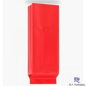 Hàng hóa và túi ép plastic đặt cho thức ăn pha cà phê.