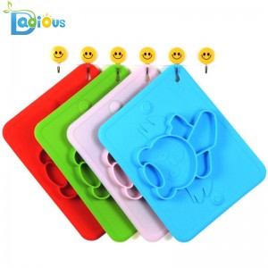 Logo tùy chỉnh Một miếng Silicone Baby placemat Tấm thức ăn cho trẻ em với Cốc hút Phù hợp với hầu hết các khay cao cấp