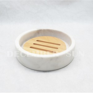 Đá cẩm thạch trắng với bộ phụ kiện phòng tắm bằng gỗ