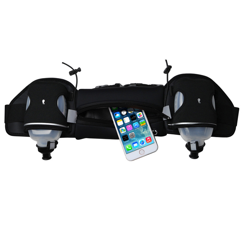 Đổ nước ngoài cửa hàng thể thao