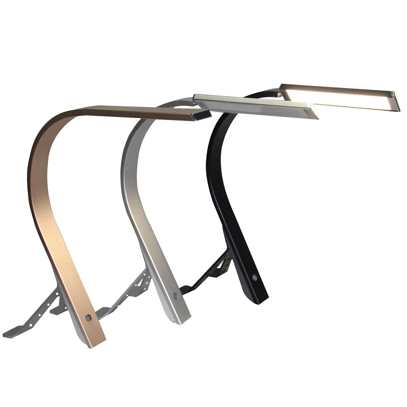 Góc chụp chụp chụp bàn tay với ánh sáng, đèn có thể chạm vào bàn.