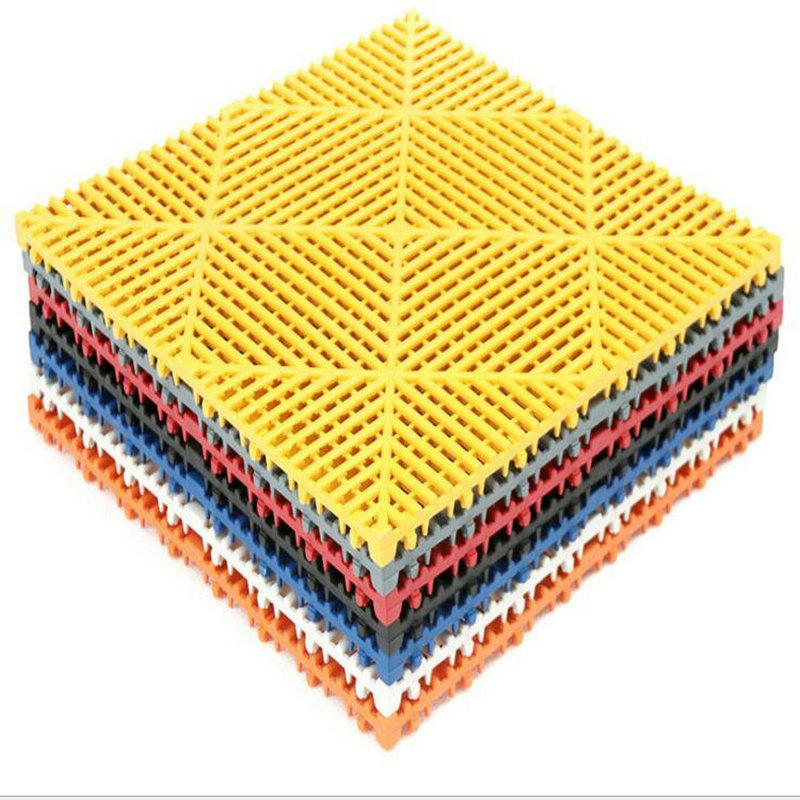 Bên trong kẽ nhà tắm Lát được nền nhà ga