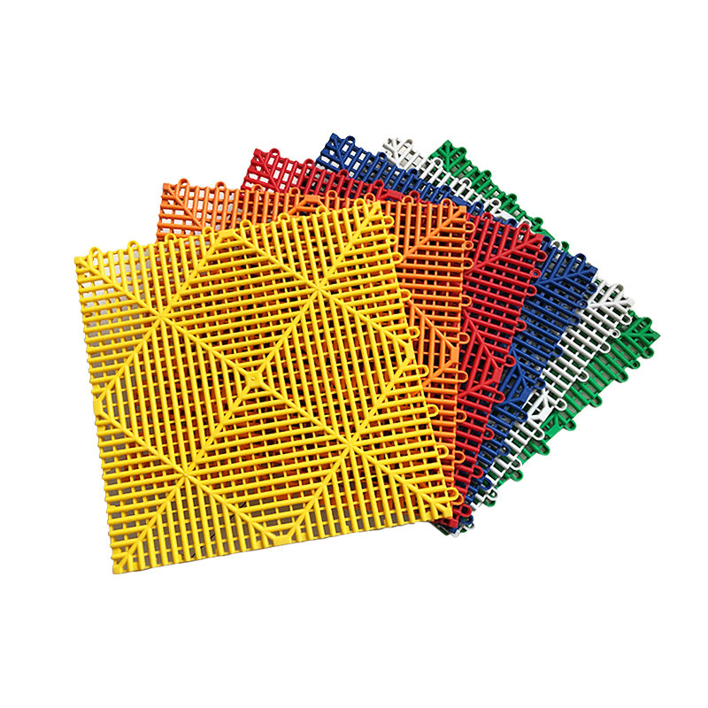 Bên trong kẽ nhà tắm Lát được nền nhà ga