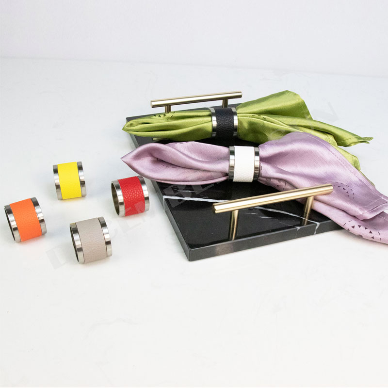 Nhẫn kim loại màu da và da đẹp