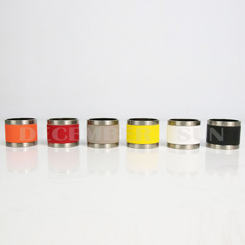 Nhẫn kim loại màu da và da đẹp