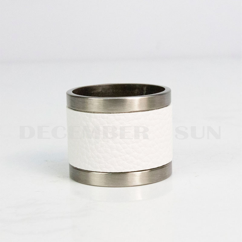 Nhẫn kim loại màu da và da đẹp