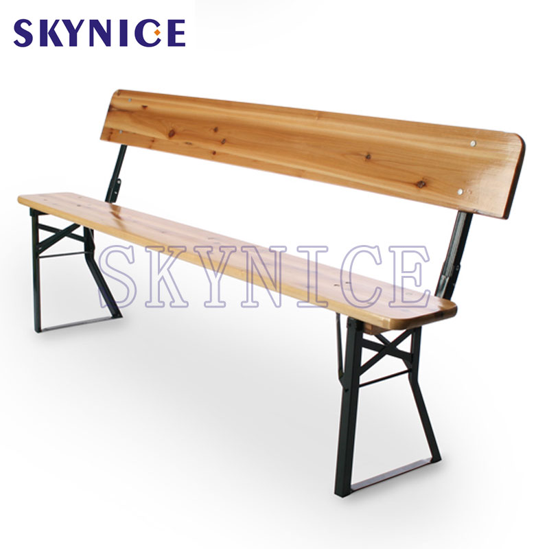 Vườn bia bàn gỗ với băng ghế