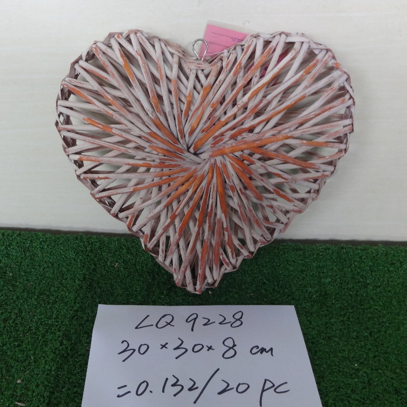 Trang trí hình trái tim handmade cho đám cưới