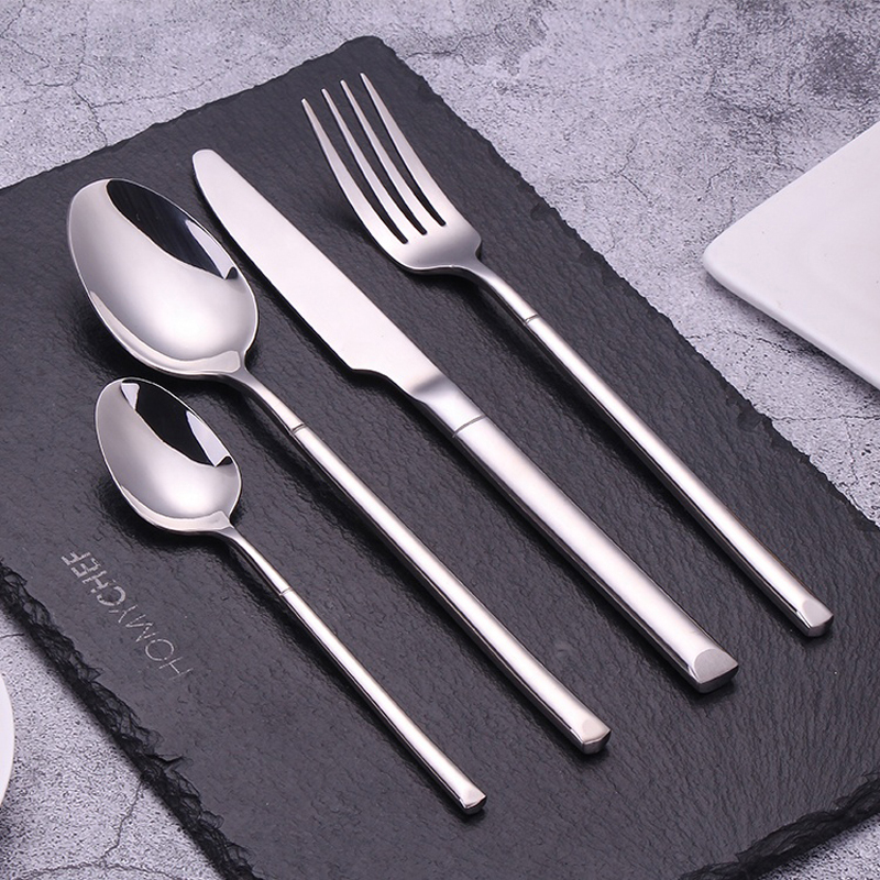 mềm dẻo, dễ lau chùi đồ ăn mềm dẻo hiện đại. Cái thìa và nĩa để làm dao bằng bạc.