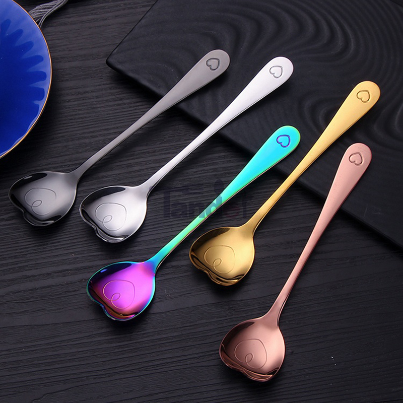 Món tráng miệng sữa chua bằng sữa, muỗng trà có hình trái tim, muỗng trà bằng thép không rỉ