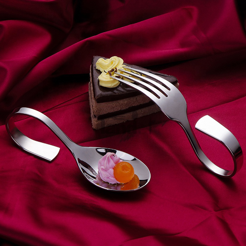 khách sạn- hàng- buôn- hàng- buôn- ô-tô, thép tráng miệng và dĩa thức ăn hải sản.