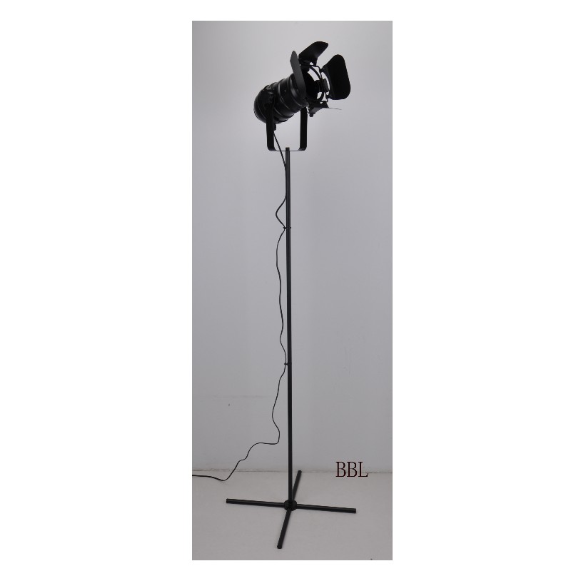 Đèn chiếu sáng tầng 1 với giá đỡ chữ U, có thể điều chỉnh hướng