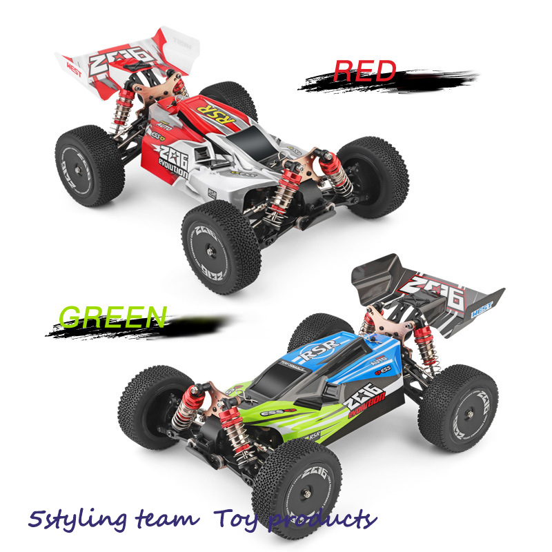 Chiếc xe điện h ợp kim bốn bánh xe ngoài đường