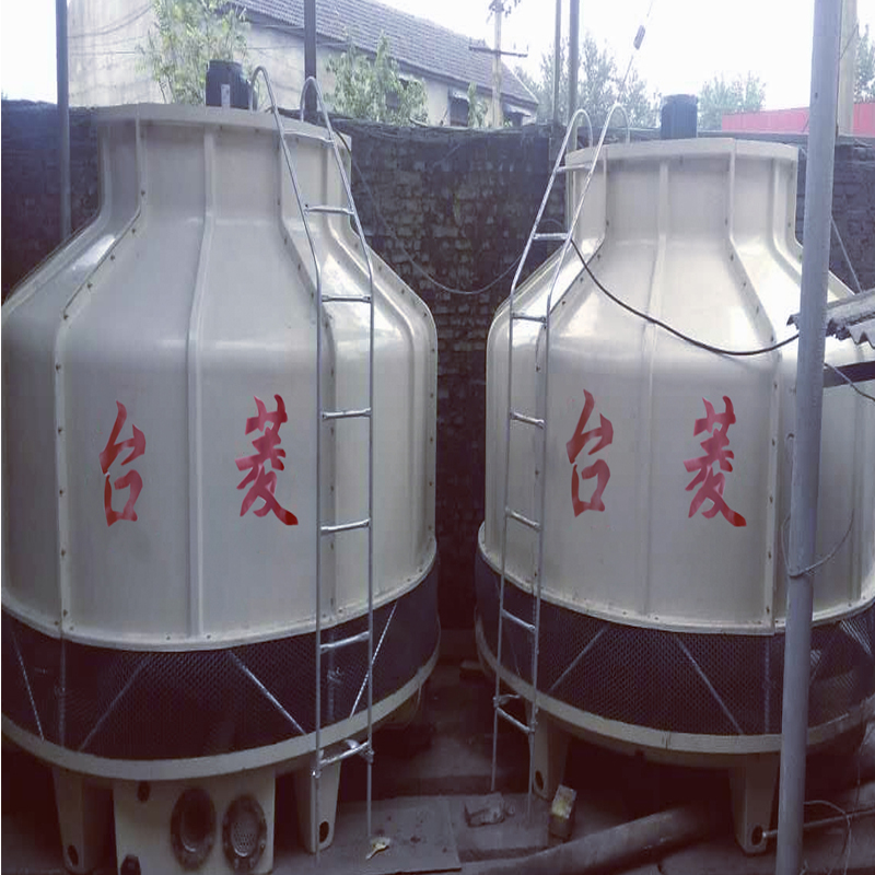 Tháp làm mát nước bao quanh thiết bị làm lạnh
