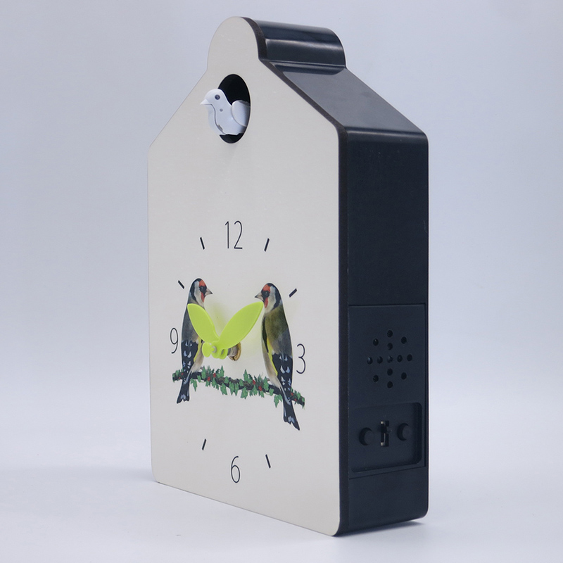 Đồng hồ gỗ trắng.