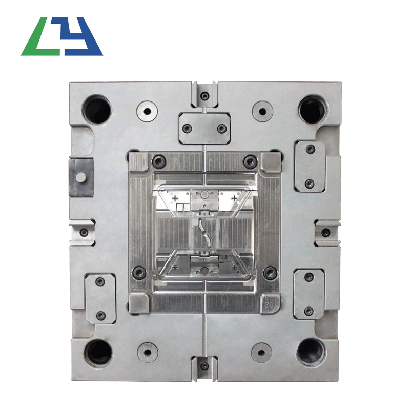 Phần vỏ bọc xe hơi bằng nhựa kim