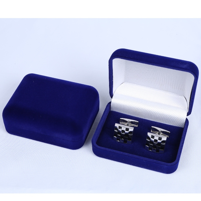 Mục D-45 hình tròn của Velvet Box cho cặp khuy măng-sét, một kẹp cà-vạt 6mm theo chiều dài, hay nhiều phù hiệu, đồng xu, huy chương, vân vân, mm.75*95*32mm, nặng khoảng 65g.