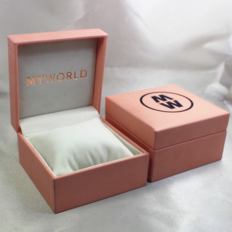 Mục V-05 hình chữ nhật Hộp nhựa giả da cho đồng hồ. mm. 100 * 100 * 60, trọng lượng khoảng 194g