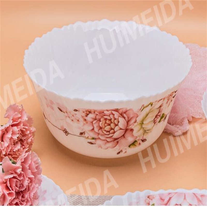 Giấy trắng trắng, kính trắng, bàn ăn, tô salad... Mắt sáng dẻo dẻo, đồ lau chùi.