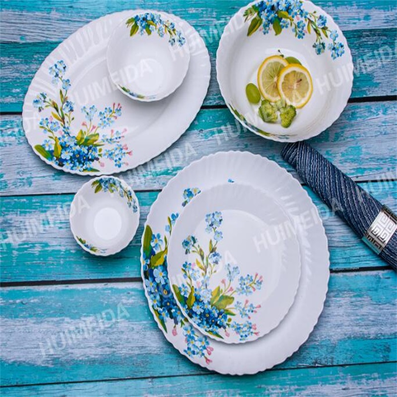 Giấy trắng trắng, kính trắng, bàn ăn, tô salad... Mắt sáng dẻo dẻo, đồ lau chùi.