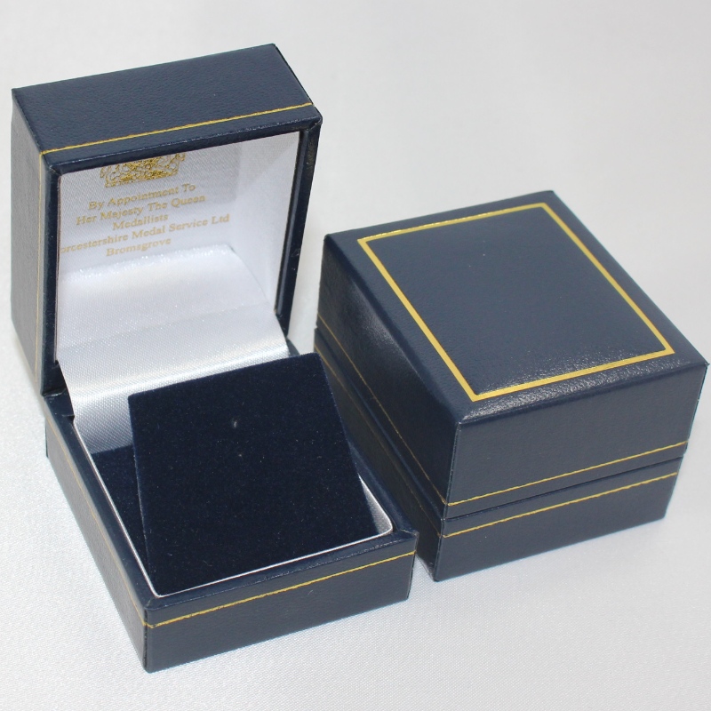 Mục V-07 hộp nhựa vuông được bọc trong giấy phòng da với đường kính 25-30 mm, huy hiệu, nhẫn, vân vân vân.46*5004, tạ về 40g