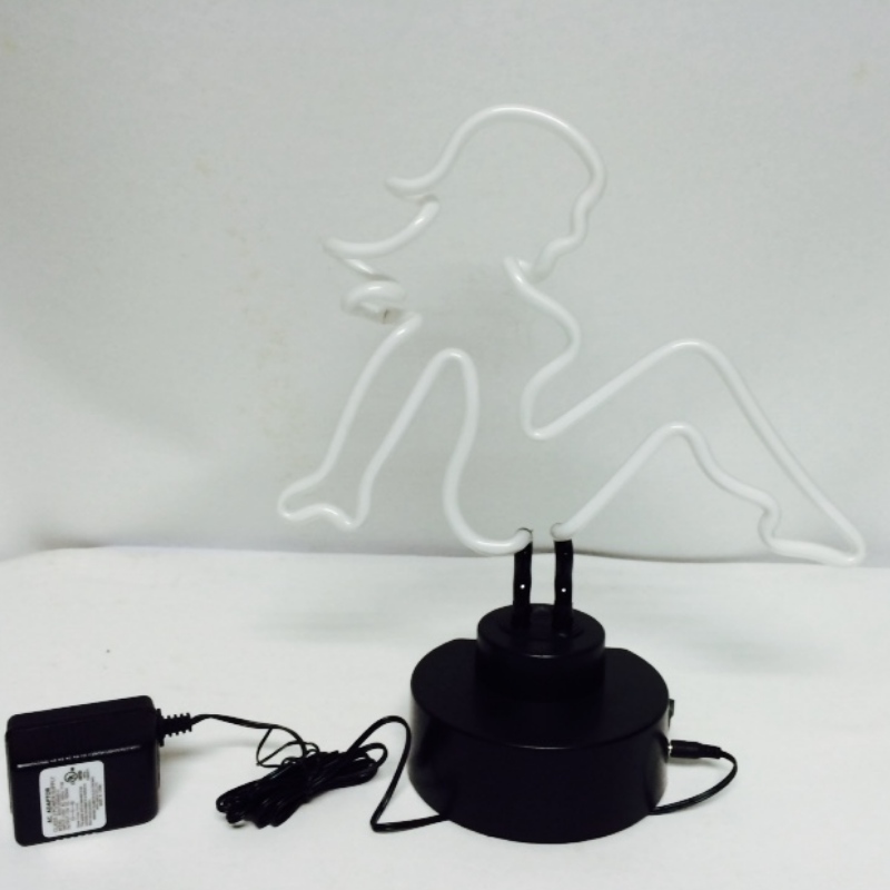 Cô gái xinh đẹp Neon đèn đèn đèn đèn xanh cho màu sơn nồng nặc mùi.