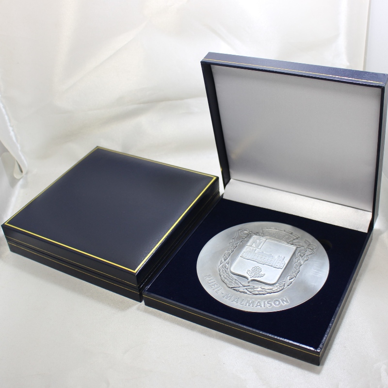 Bộ hình vuông kiểu V-23, thùng đựng vải vịt 120*120mm: đồng xu, huy chương và huy hiệu, v. mm.120*160*38, tạ về 20g