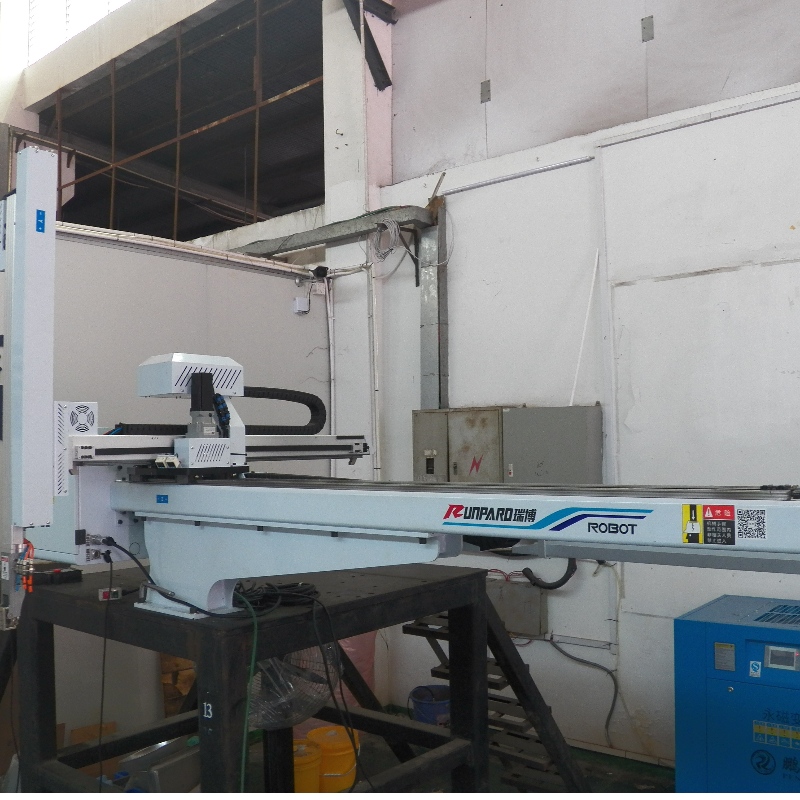 nhà máy guangdong trực tiếp cung cấp ba trục Servo đầu máy ép phun thao tác để lấy vỏ xe điều hòa không khí