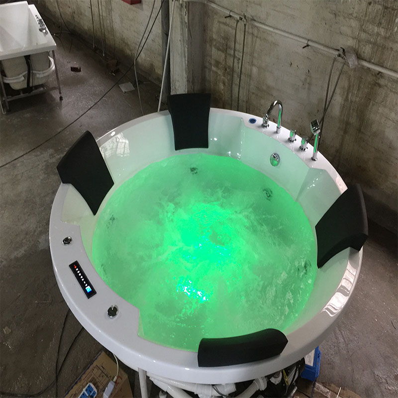 bồn tắm nước khoáng ở ngoại ô. bồn tắm nước nóng.