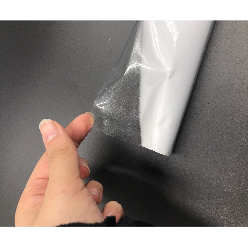 Cuộn tự làm dính qua lớp bìa nhựa dẻo