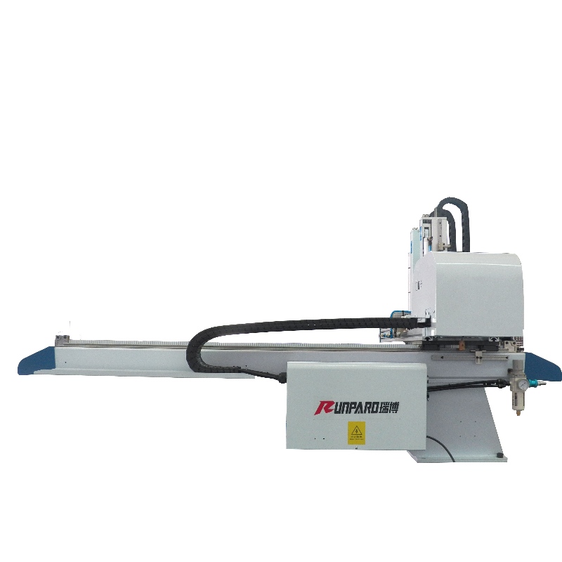 Người máy trải hai cánh tay