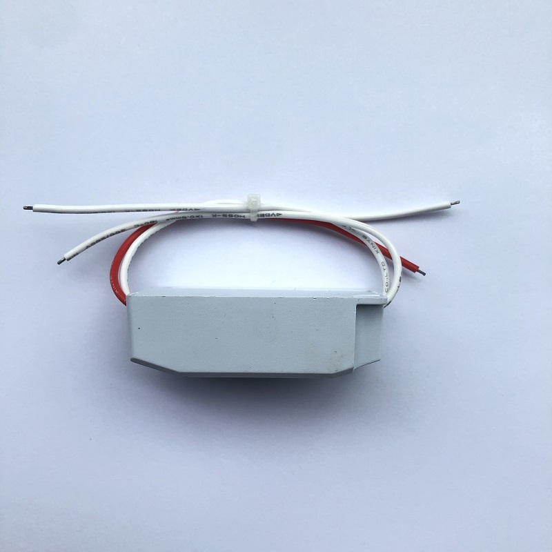 6W 24V Vỏ nhựa chống thấm nước áp suất không đổi đổ keo Nguồn cấp điện chuyển mạch được điều chỉnh