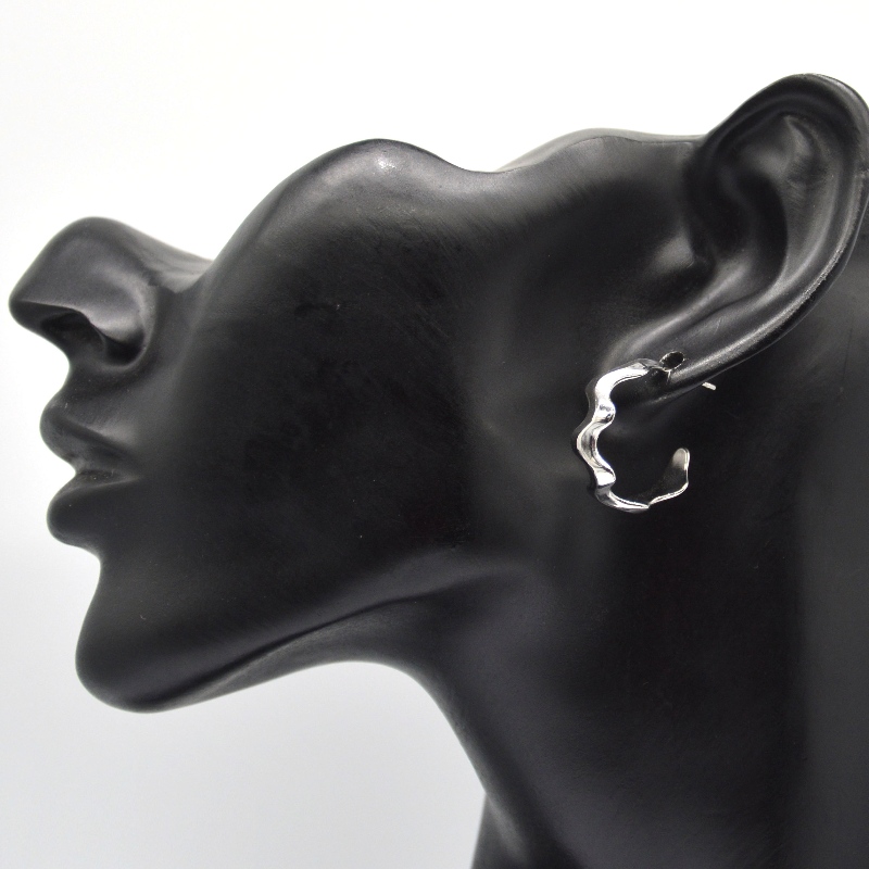 Bông tai gợn nước hình chữ C, thời trang nữ và bông tai thanh lịch, bông tai bạc đơn giản, thanh lịch, casual và đa năng. Nhà máy chế biến đồ trang sức Ruifanbao Trung Quốc