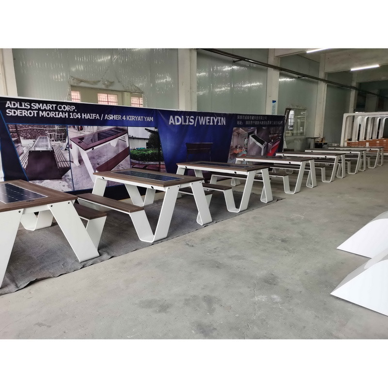 Đa chức năng Màu sắc chất lượng cao Tùy chỉnh trên đường phố Bảng sạc năng lượng mặt trời ngoài trời