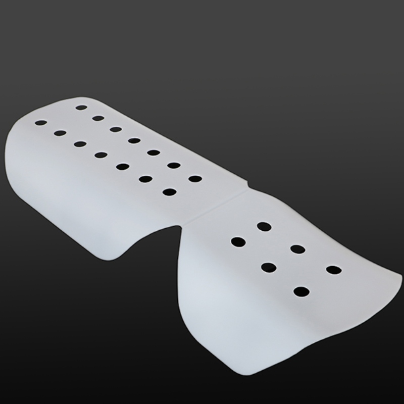 Hộp đựng băng dính trên giường em bé