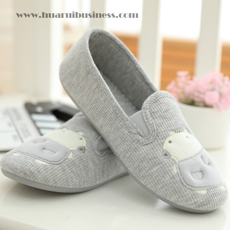 Giấy sơ mi, giày trong nhà, quần lang, phao câu, phao câu, với dụng cụ thêu nữ gấu dữ.