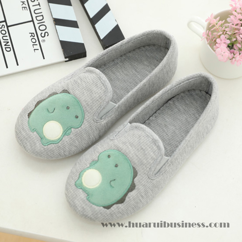 Giấy sơ mi, giày trong nhà, quần lang, phao câu, phao câu, với dụng cụ thêu nữ gấu dữ.