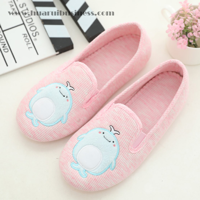 Giấy sơ mi, giày trong nhà, quần lang, phao câu, phao câu, với dụng cụ thêu nữ gấu dữ.